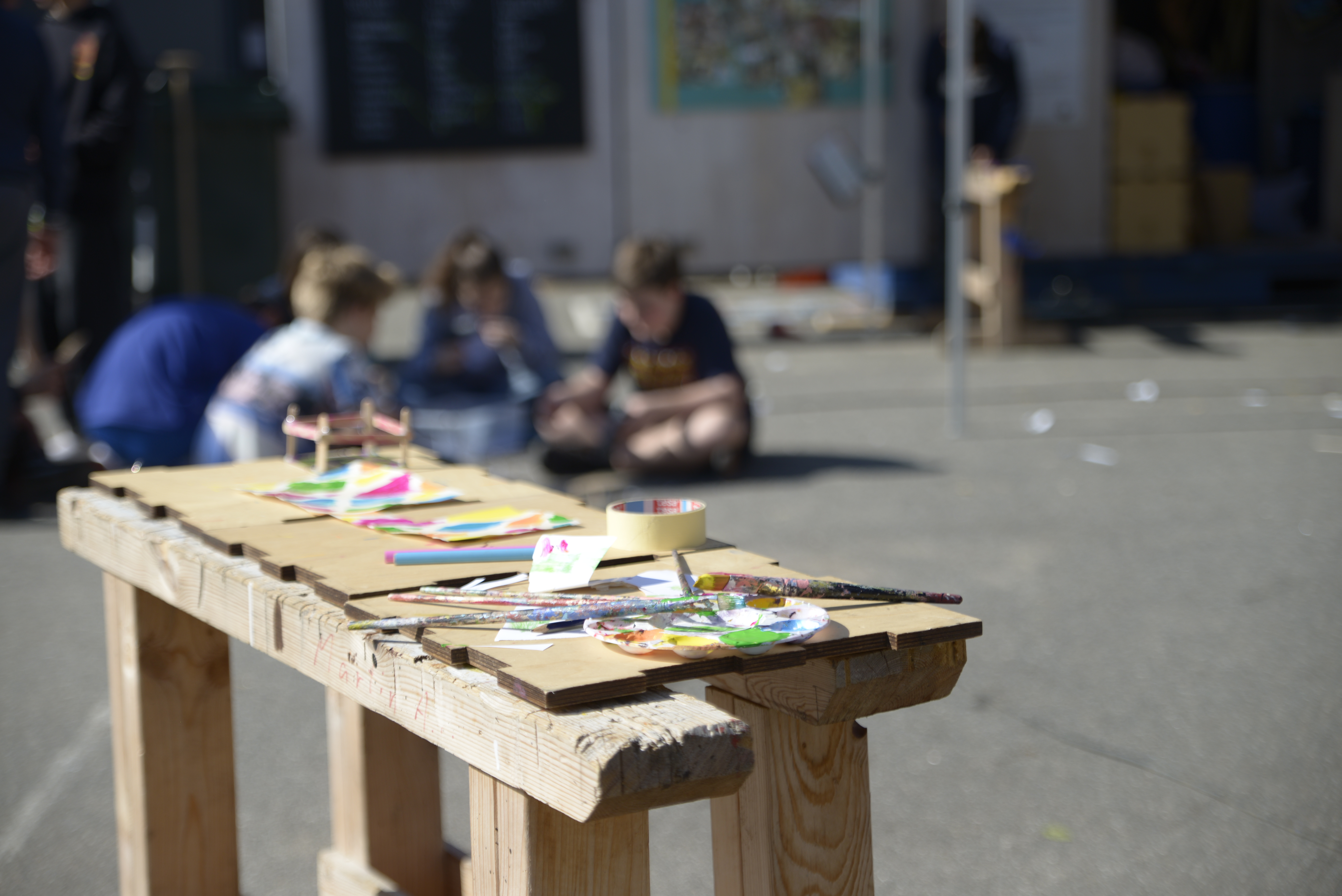 Pige på skolebibliotek