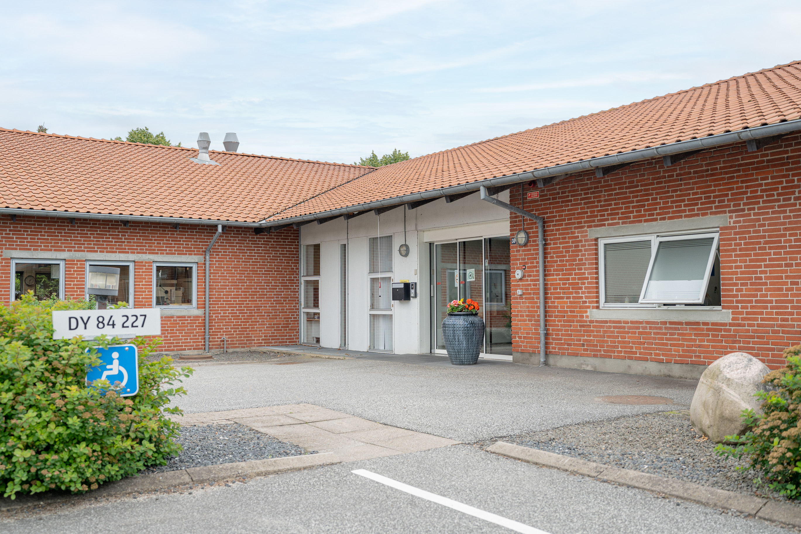 Facadebillede af indgangen til Løsning Plejehjem