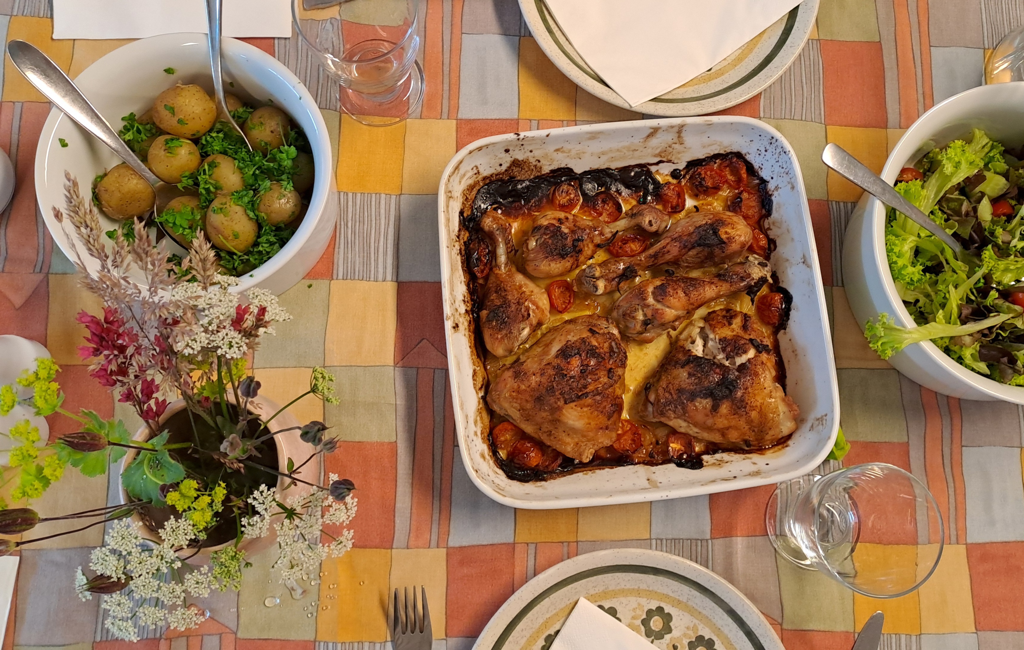 Bord med kylling i fad og kartofler