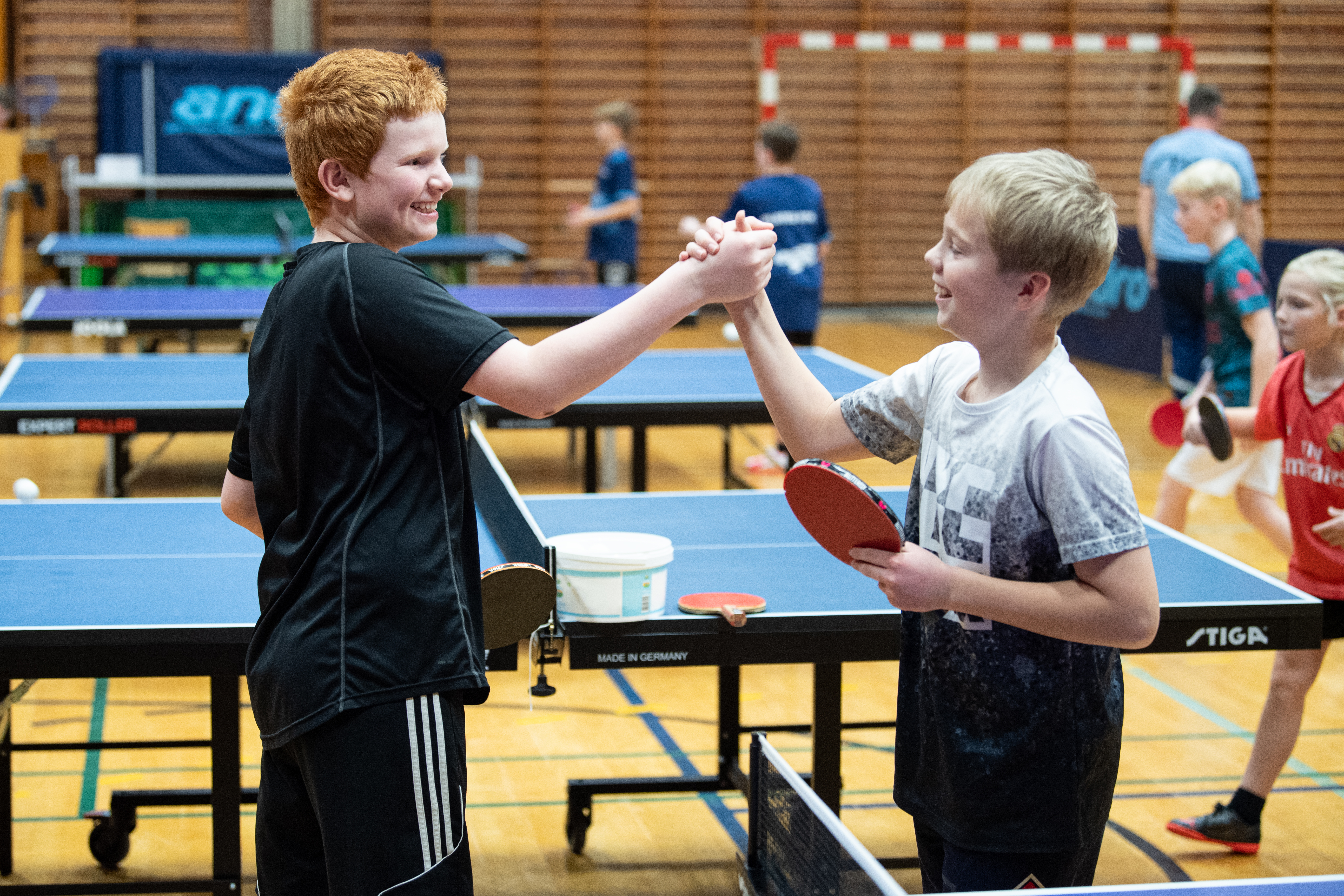 Børn der spiller bordtennis