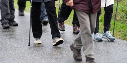 Fødder som vandrer på en vej