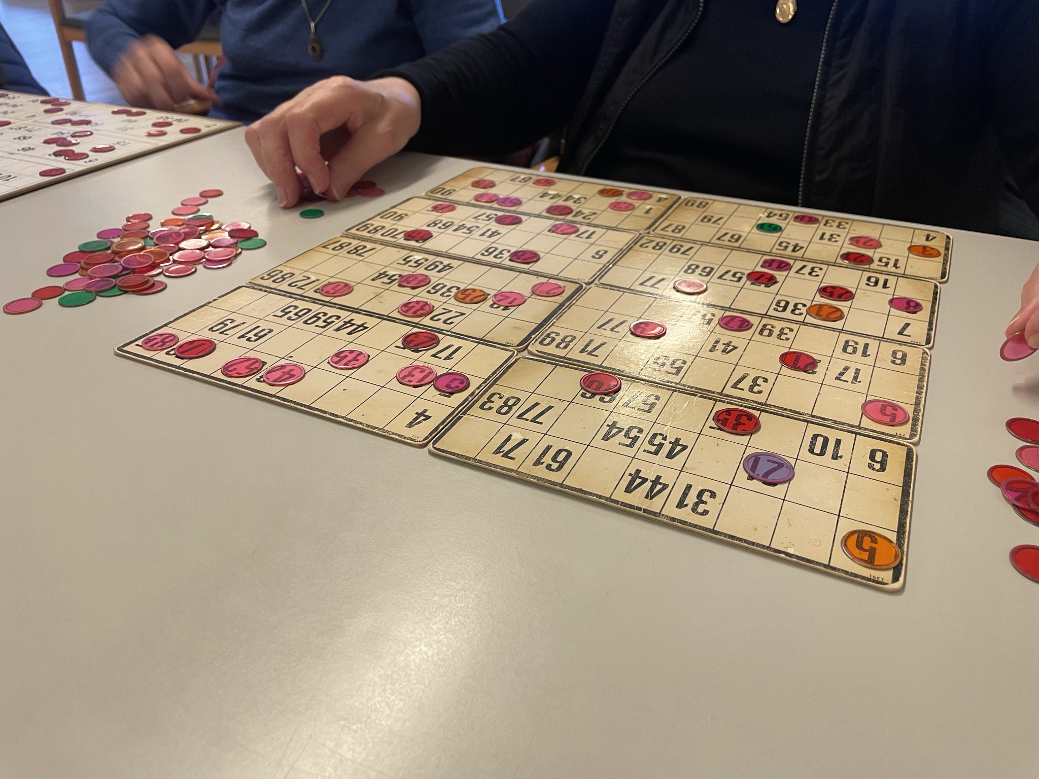 8 bankoplader med banko brikker på