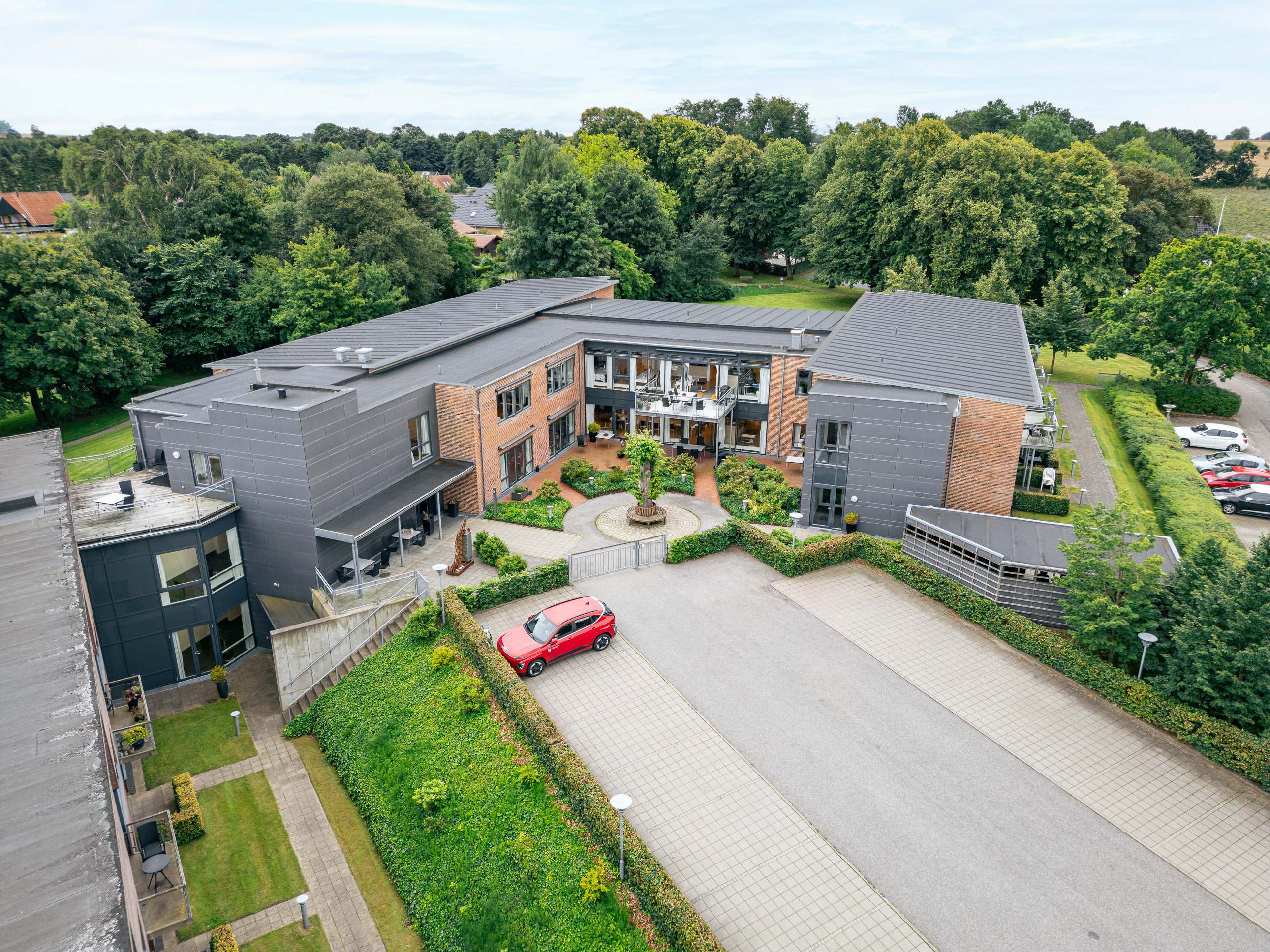 Billede af Kildevældet set fra luften. Indgangsparti og grønt gårdmiljø