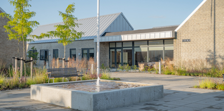 Gårdhaven på Kærminde Plejehjem med springvand i midten