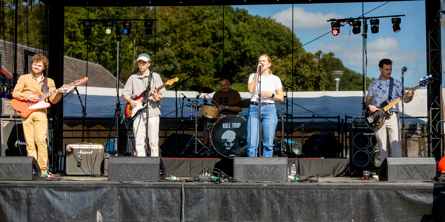 Mennesker der spiller på scene