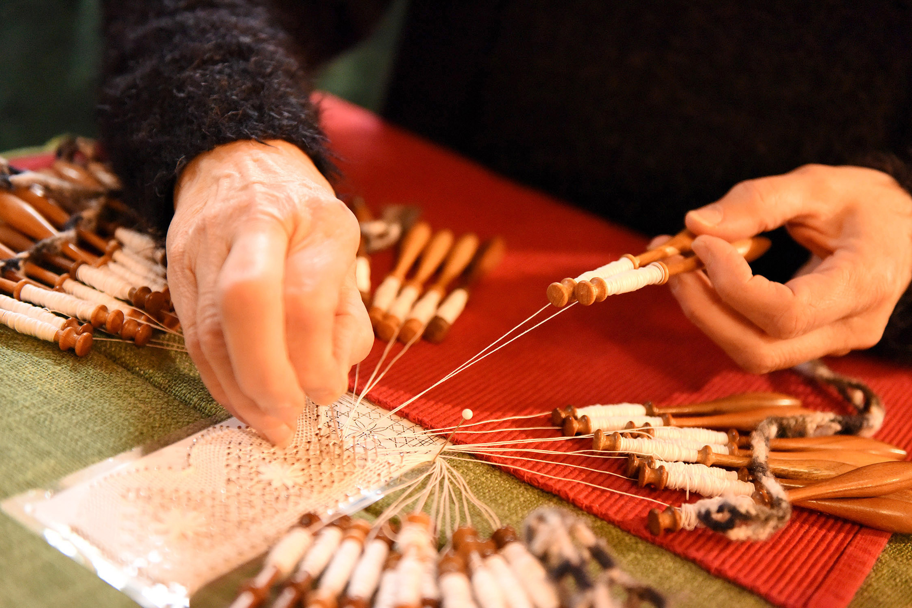 Person igang med at lave knipling