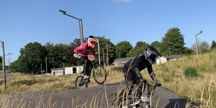 Børn der kører BMX
