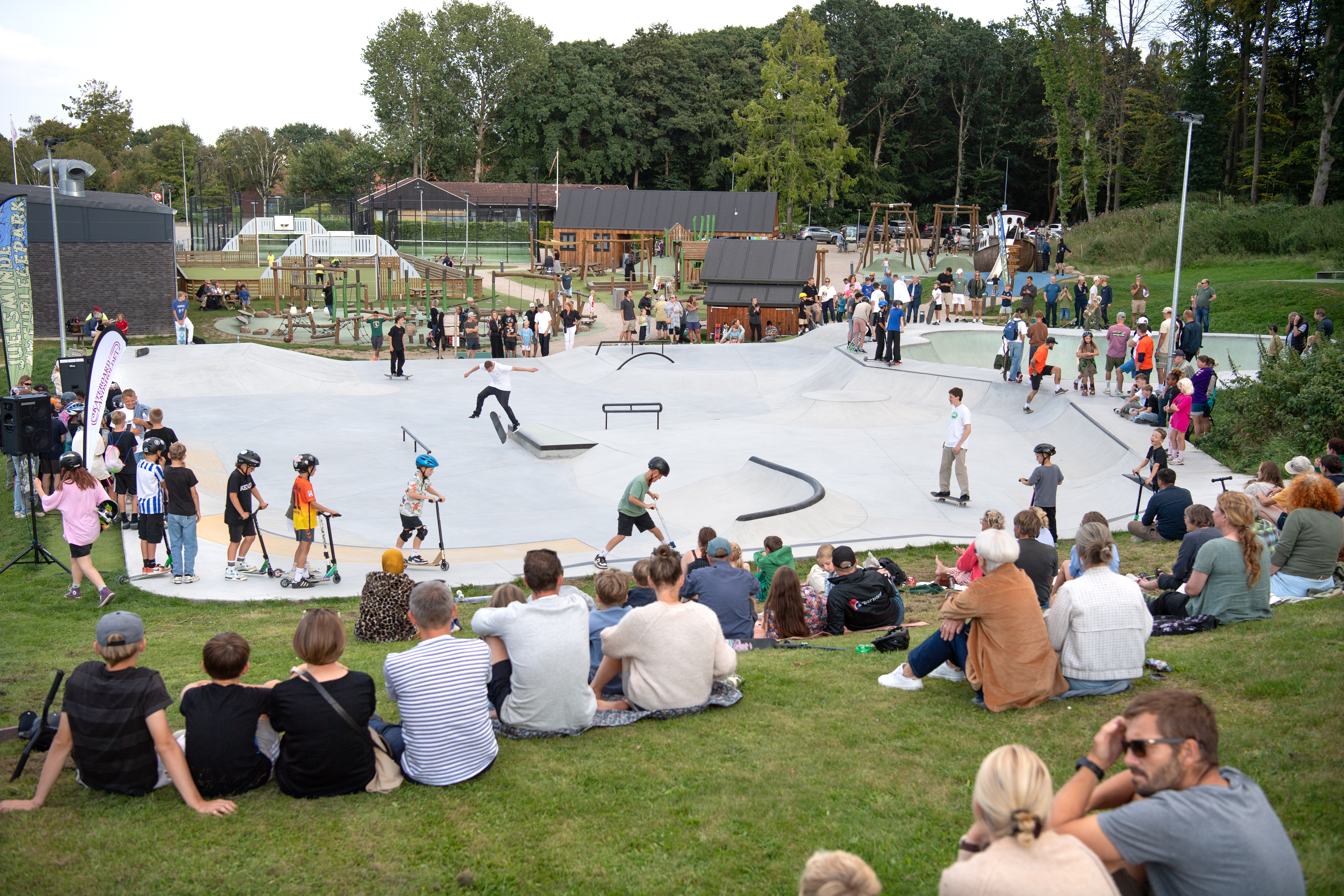 Mennesker samlet omkring skaterbane