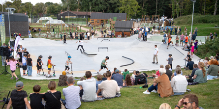 Mennesker samlet omkring skaterbane