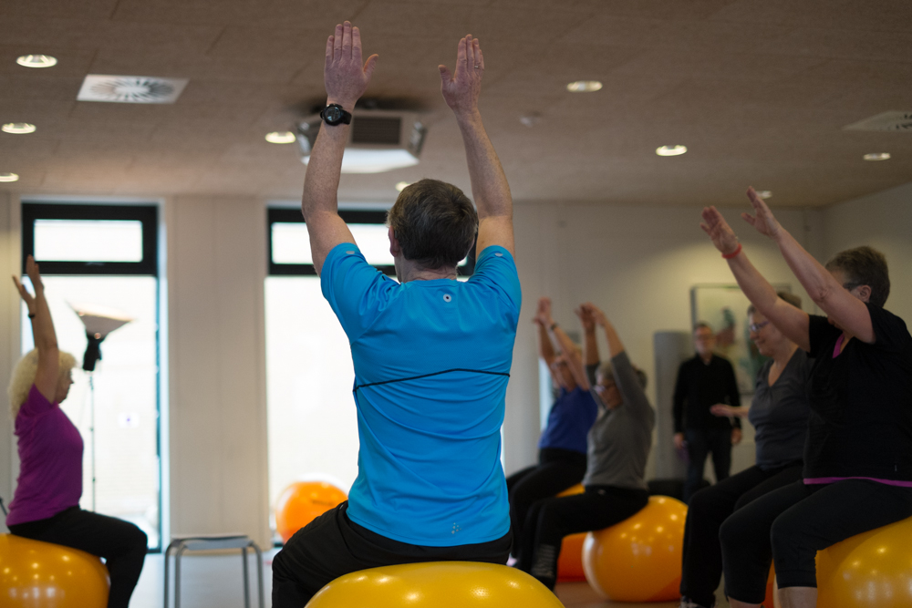 Motionshold der træner på store bolde