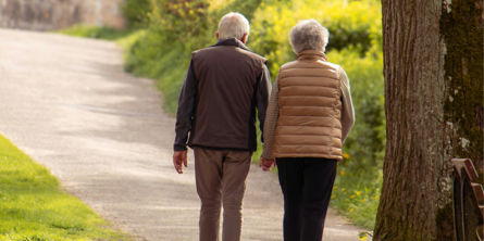 Et ældre par går tur