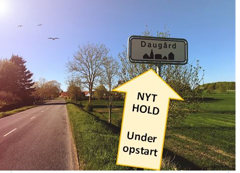 Pil peger på Daugård byskilt, hvori der står NYT HOLD under opstart i pilen
