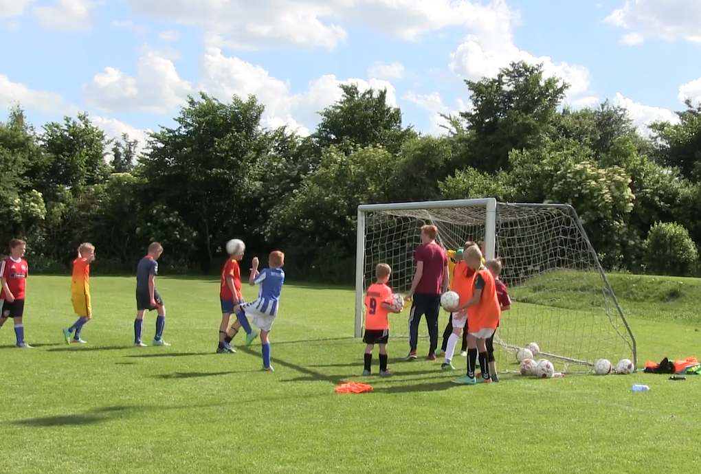 Børn på fodboldbane