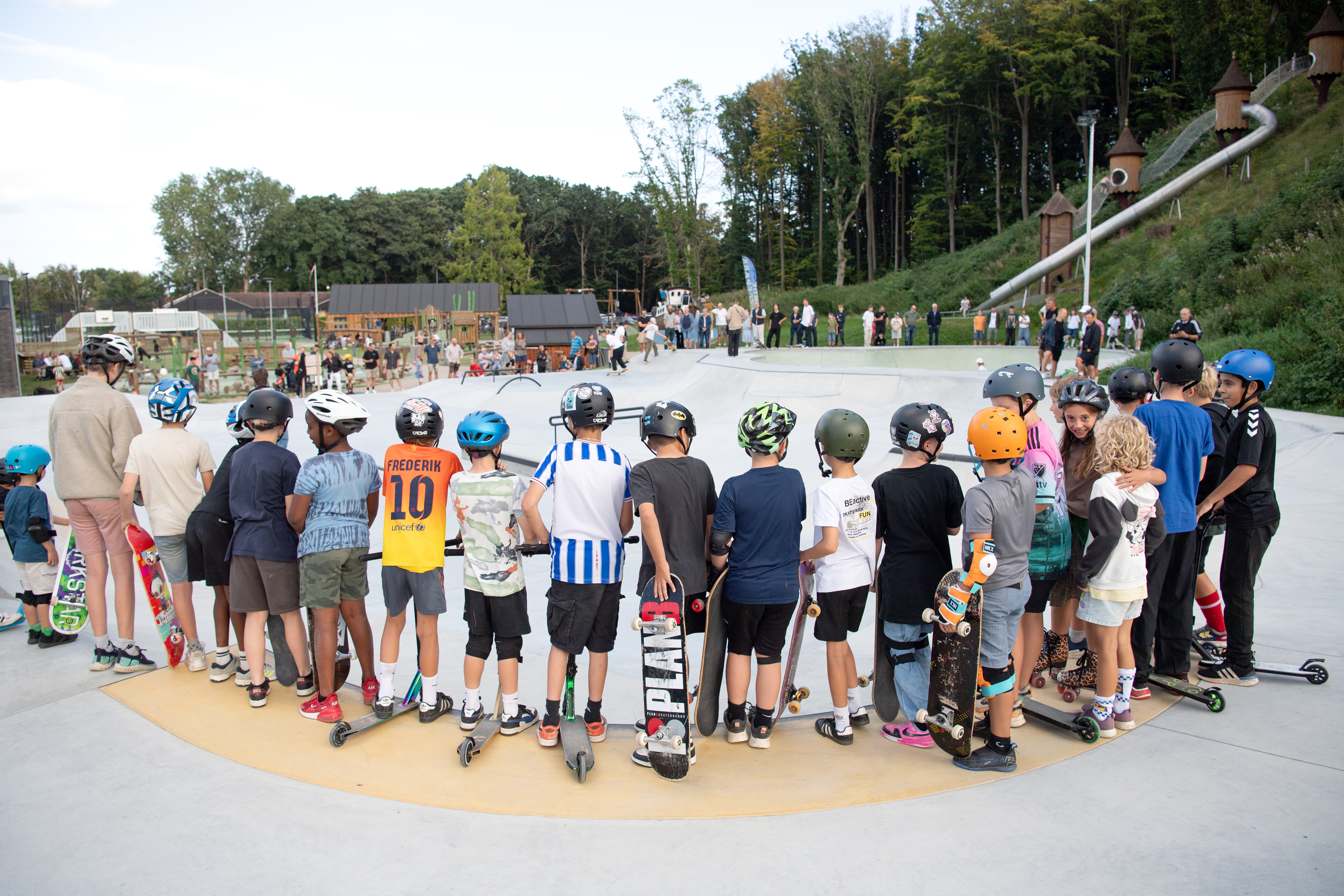 Gruppebillede af unge skatere