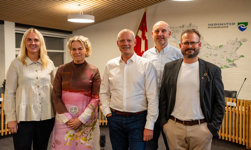 På billedet står forligspartierne repræsenteret.