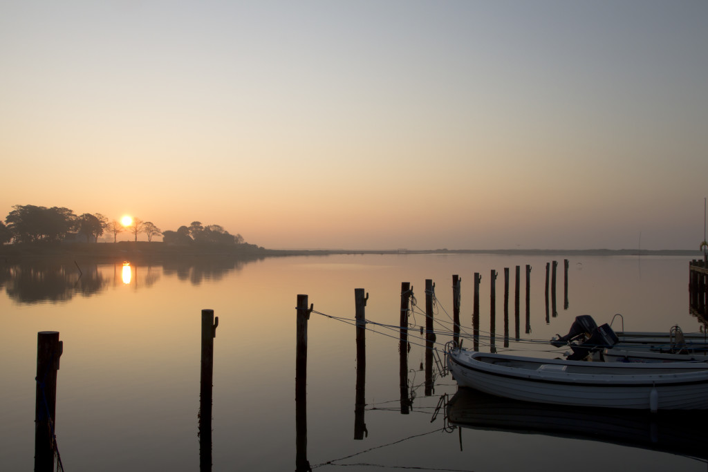 Solnedgang ved en lystbådehavn