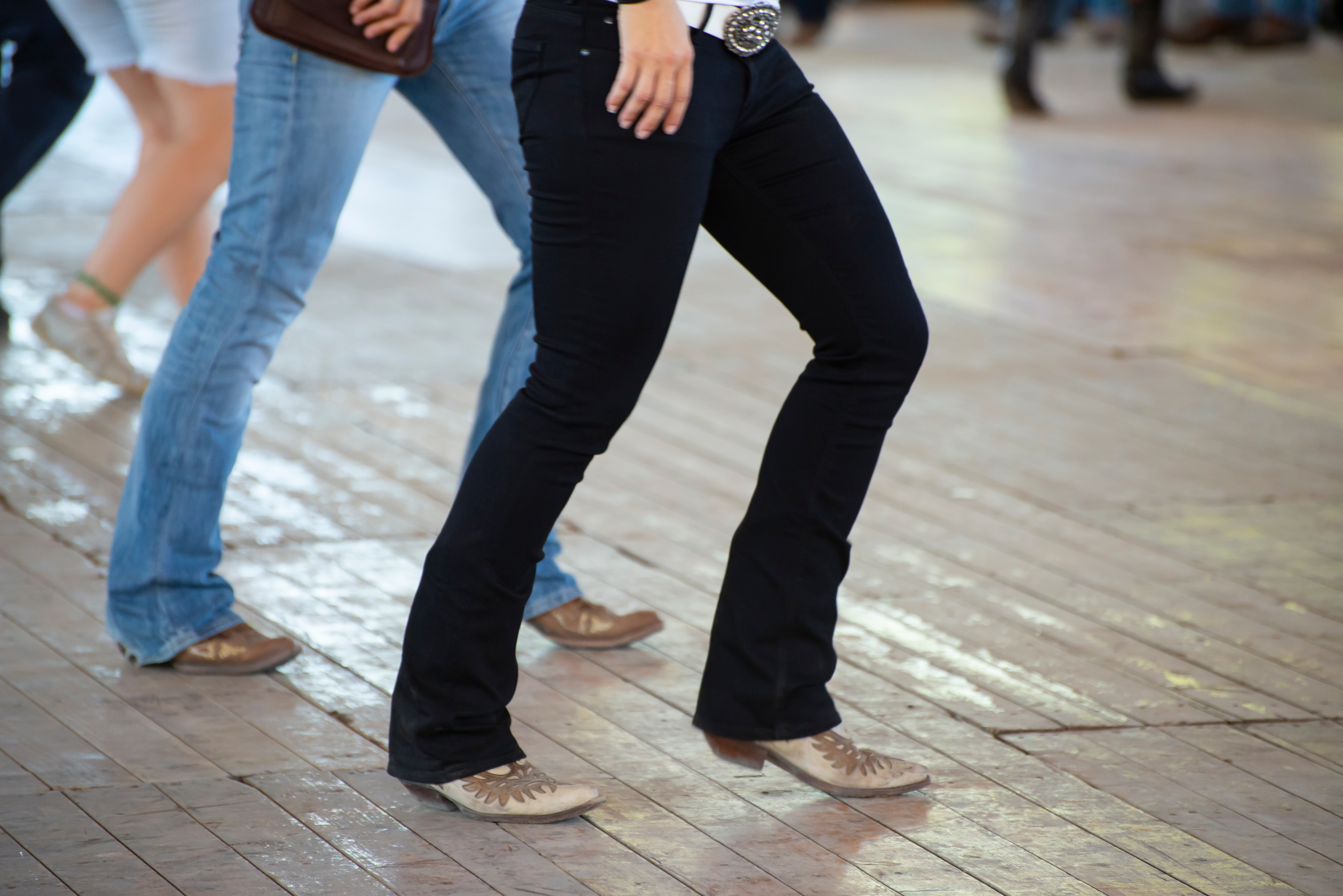 2 personers ben og har cowboy sko på