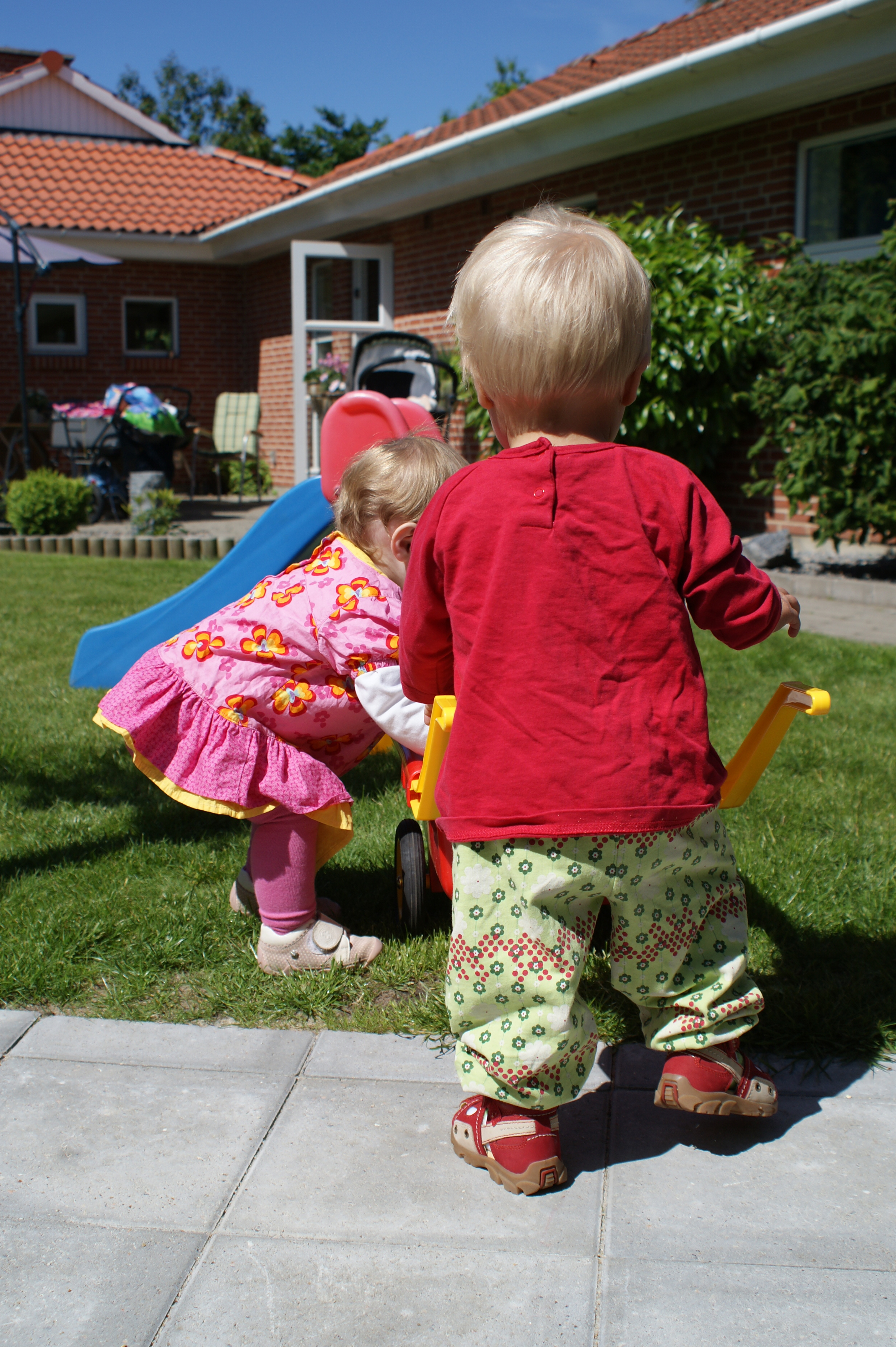 DagplejeBørn leger i haven