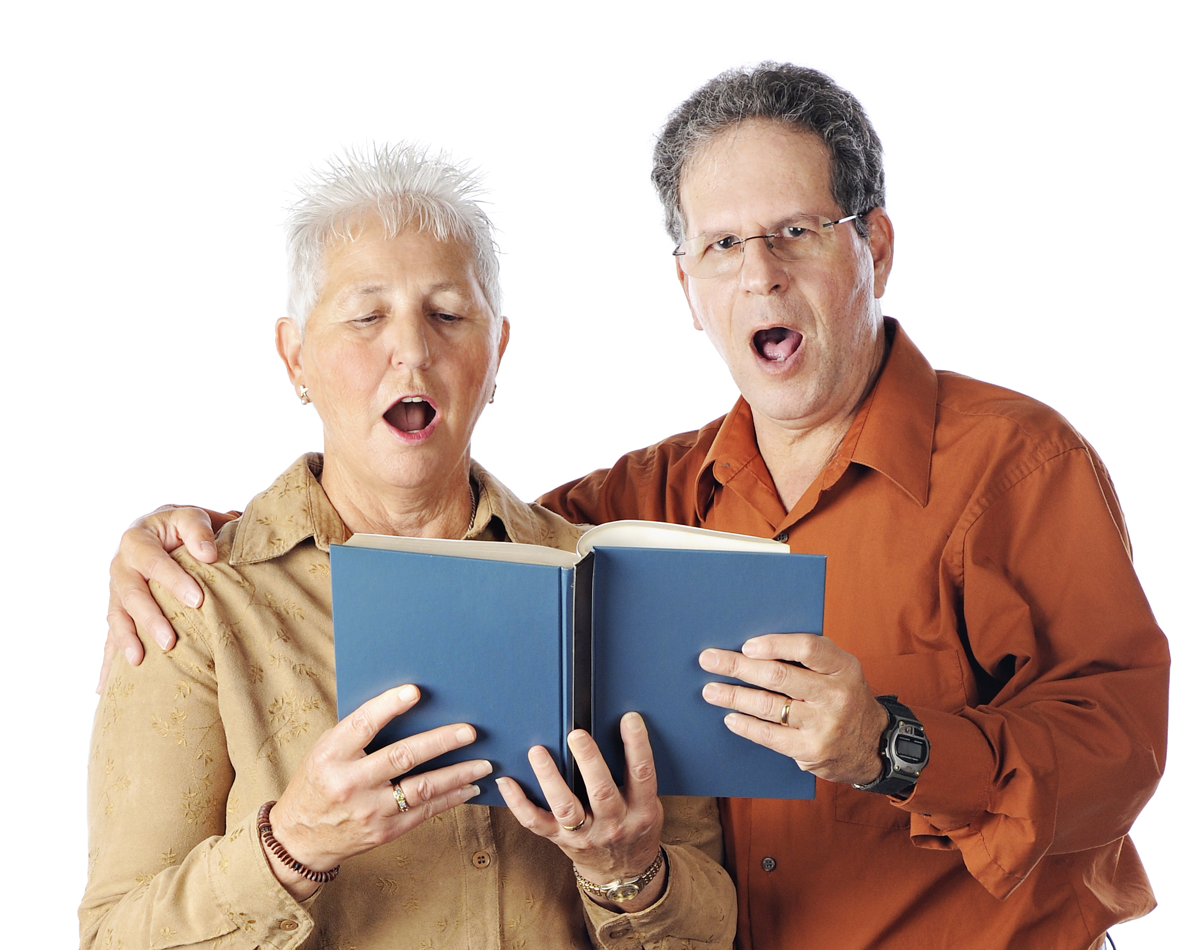 Mand og dame står med bog og synger