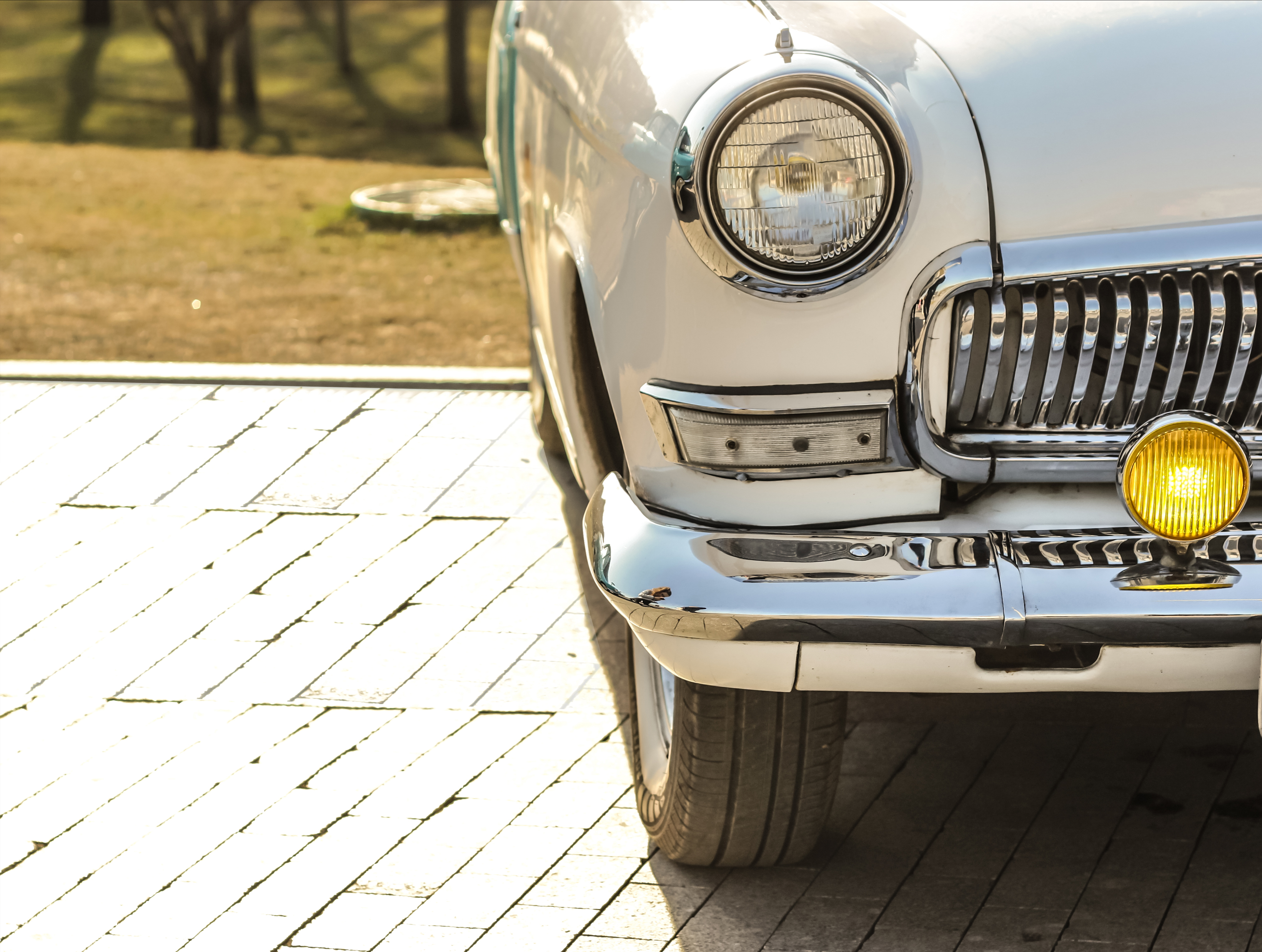 ældre hvid sportsvogn