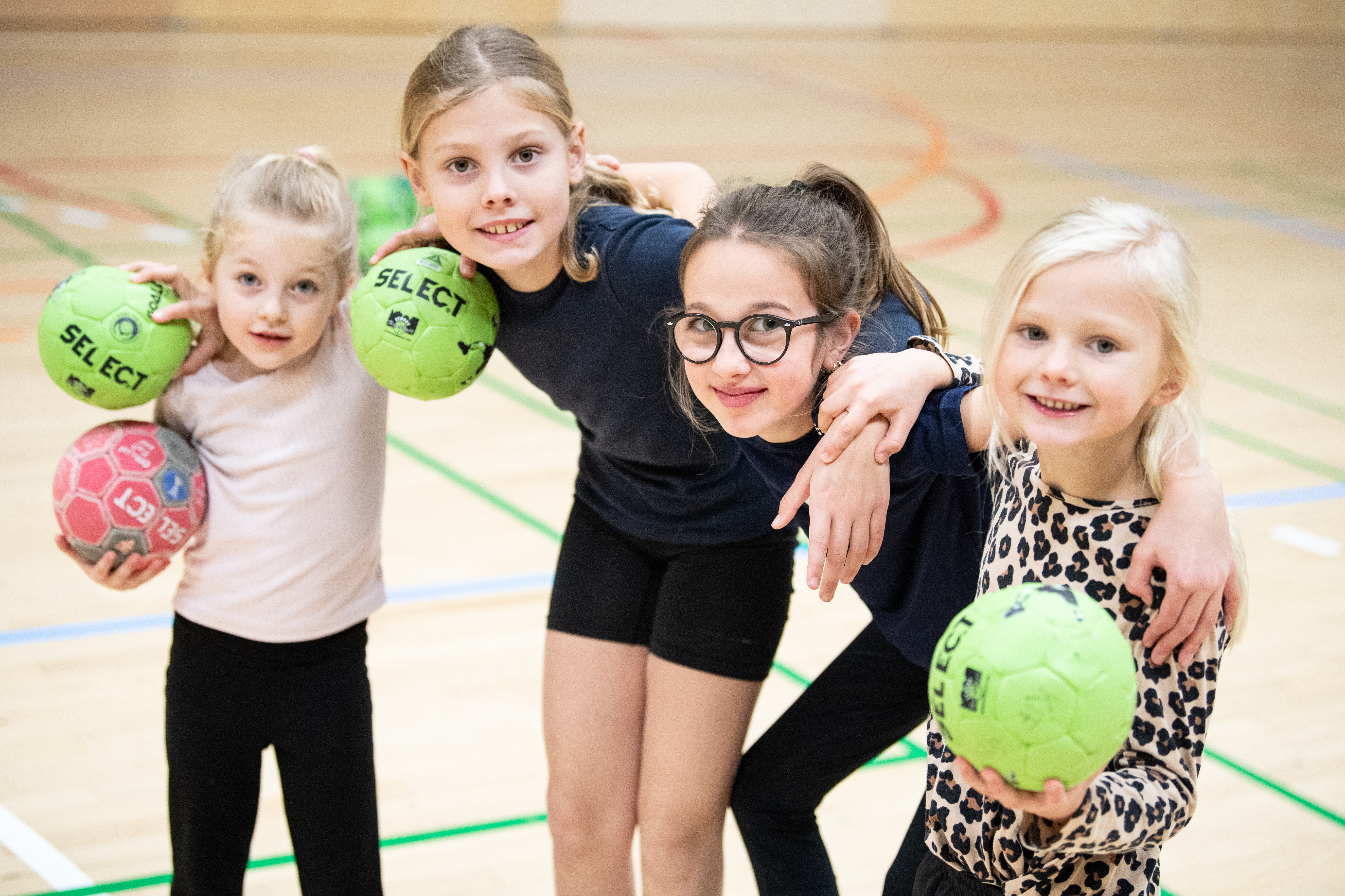 Piger med armene omkring hinanden