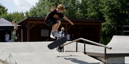 Dreng på skateboard