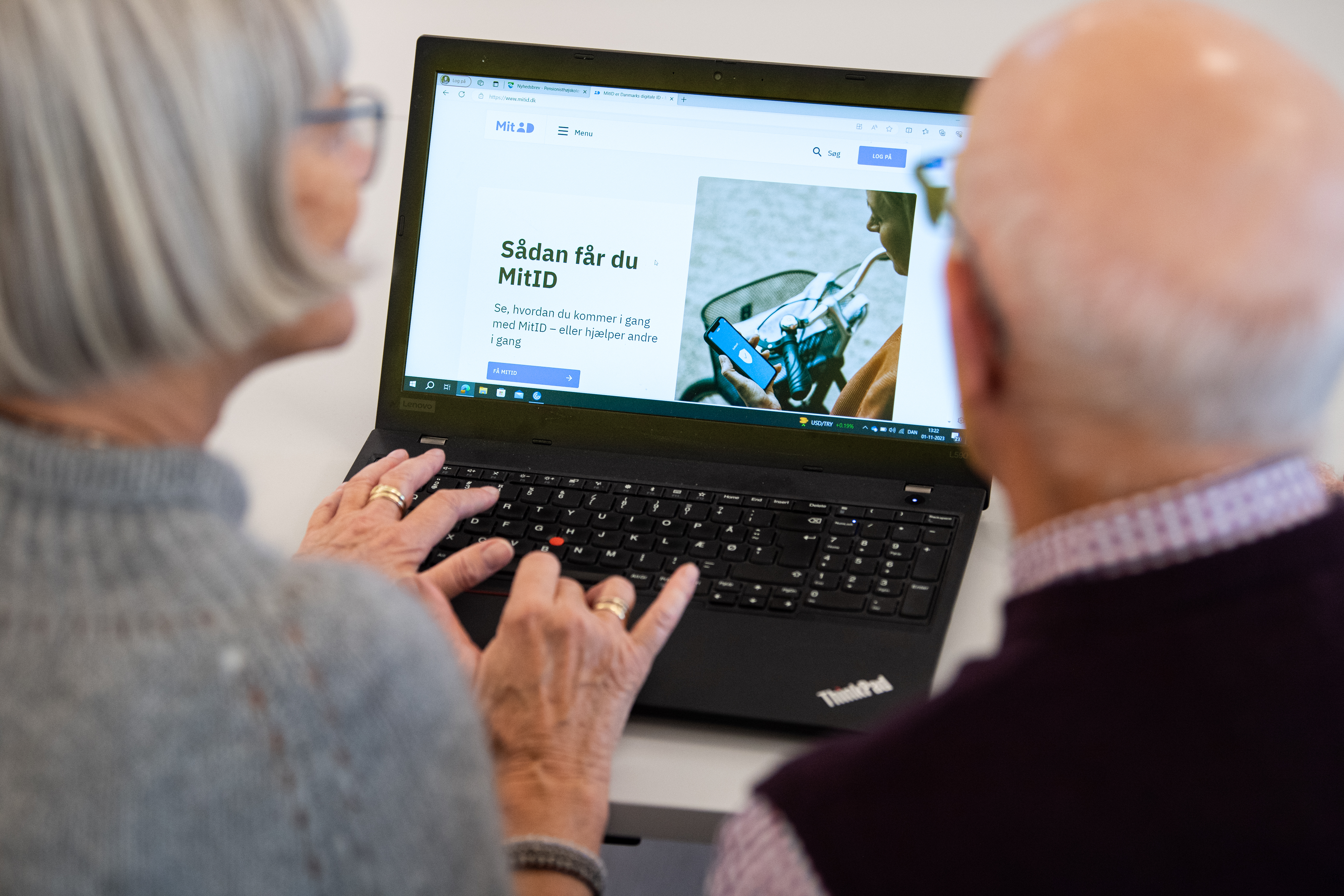 Personer som sidder foran en computerskærm