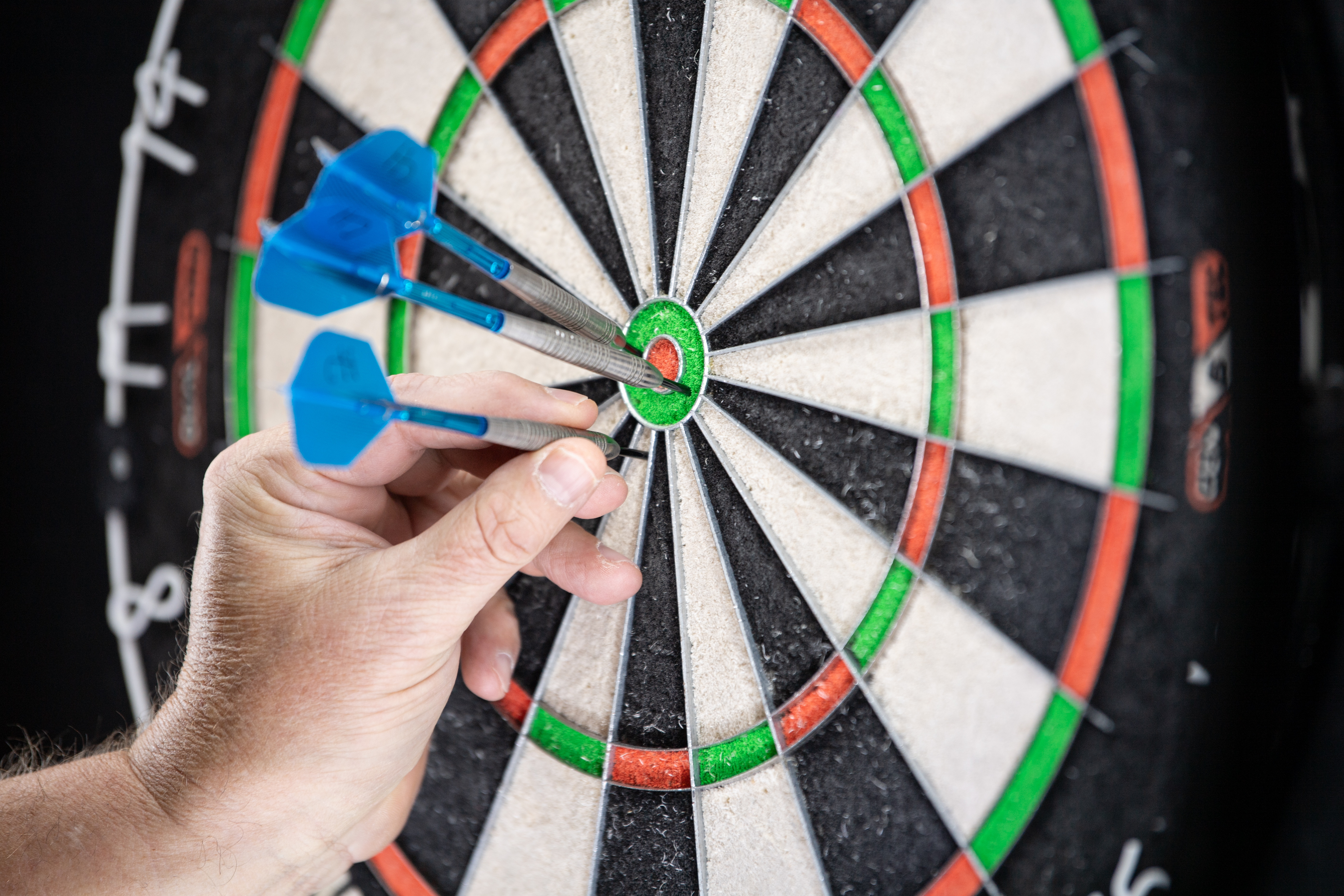 Pil i bullseye på dartskive