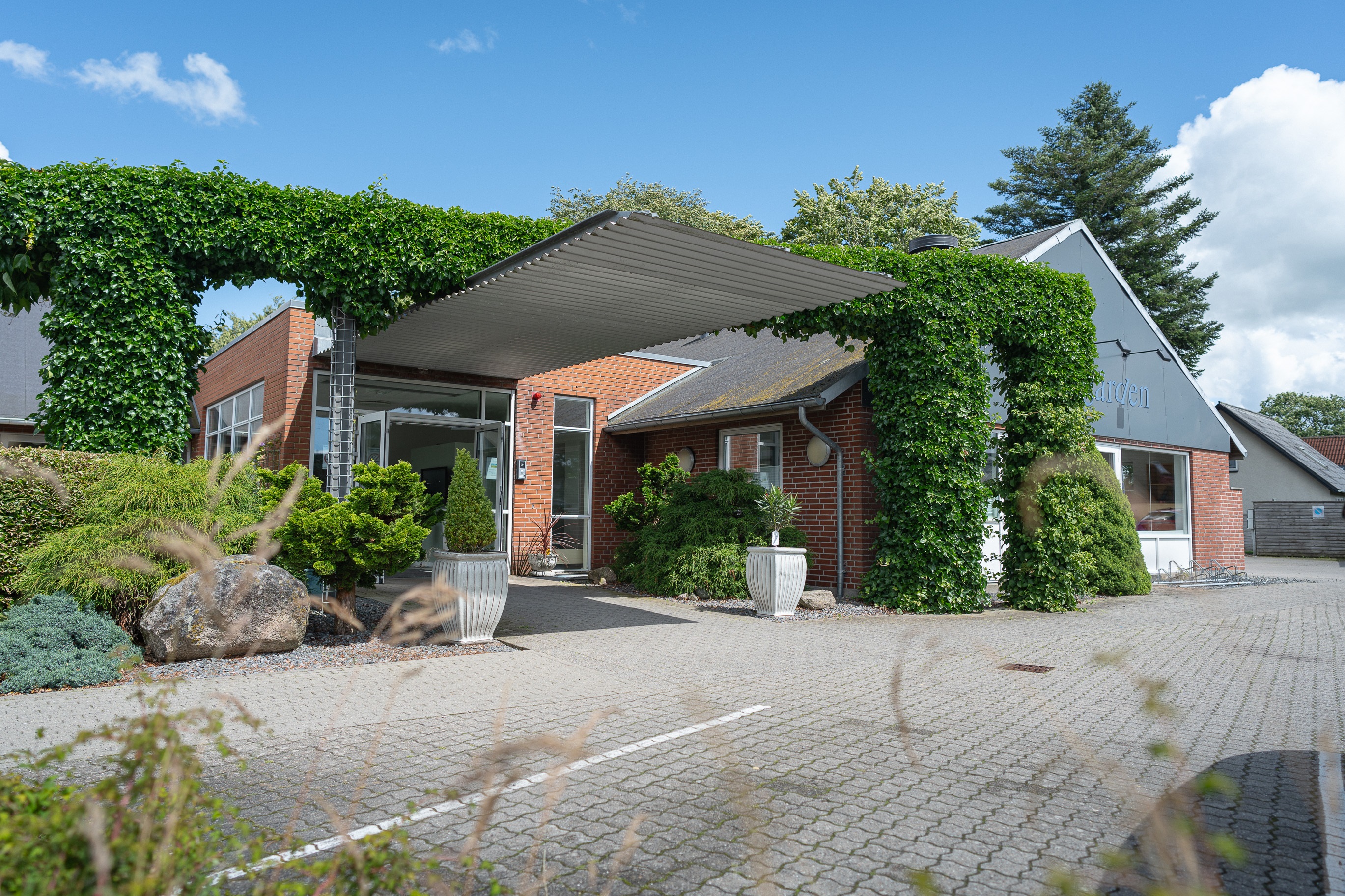 Indgang Nedergården Plejehjem - forsidebillede