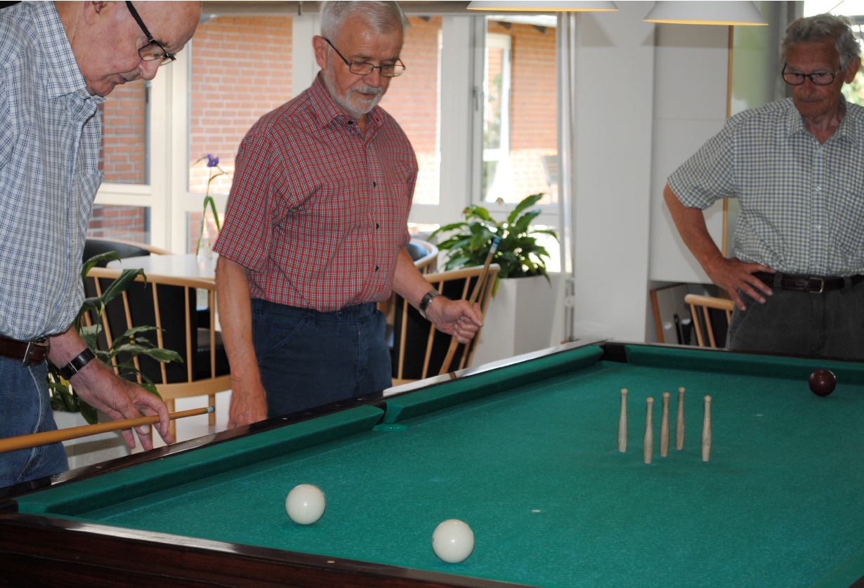 3 mænd spiller keglebilliard