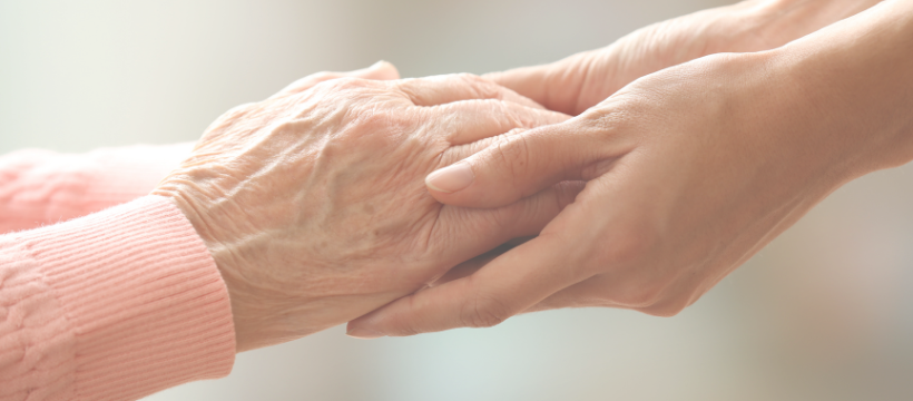 To sæt hænder der holder hinanden