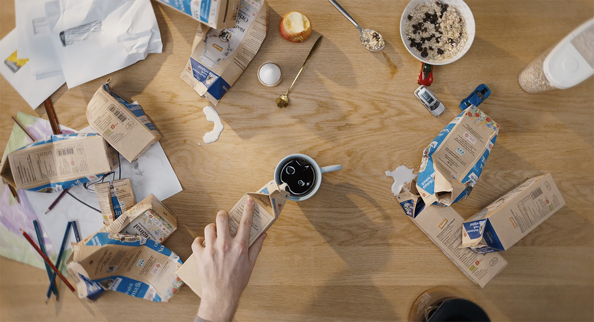 Mange tomme mælkekartoner og rod på spisebord